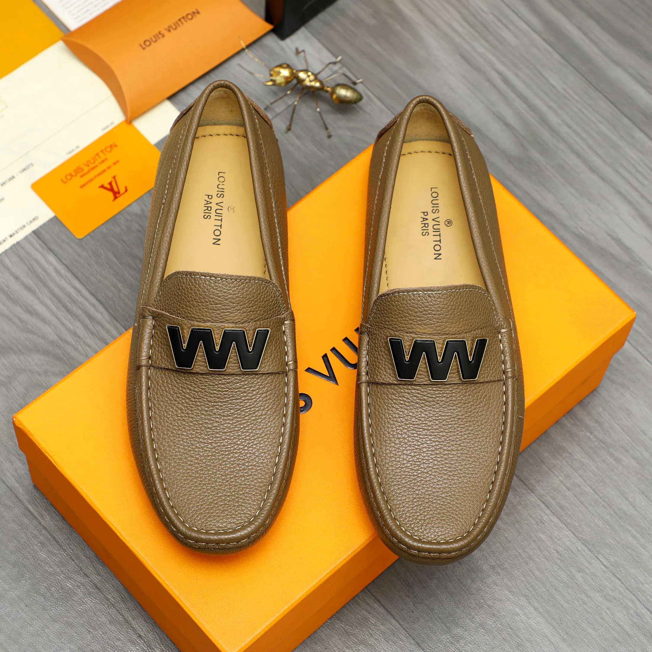Men's shoes 💰420 Product trademark: LV "Louis Vuitton" casual slip-on shoes Regular size: 38-46 (45.46 custom-made, non-returnable) Product materials: Selected pebbled cowhide upper, sheepskin lining, original rubber outsole